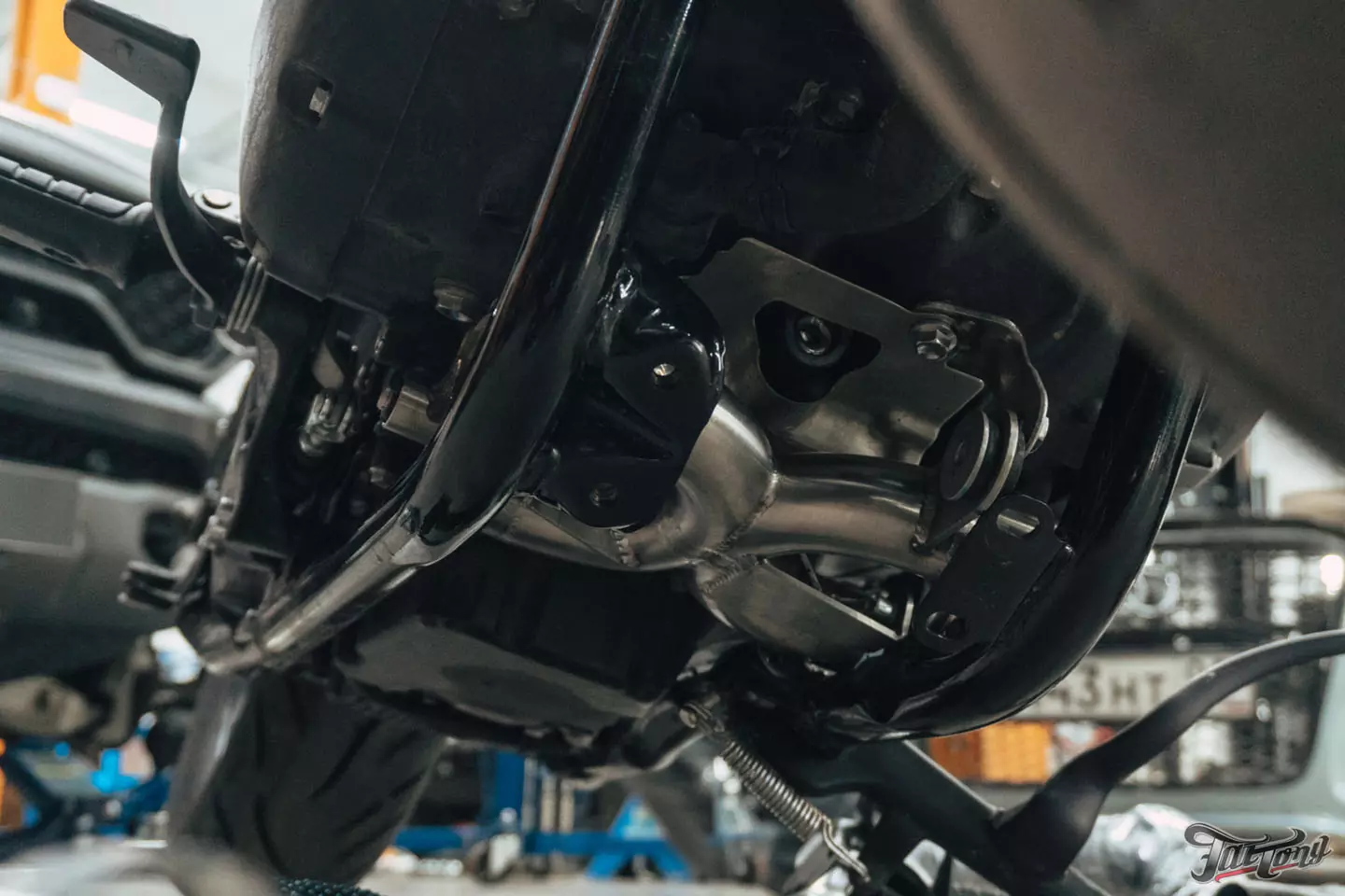 Поработали над выхлопной системой Triumph Bonneville Bobber 1200 и перешили на него сиденье